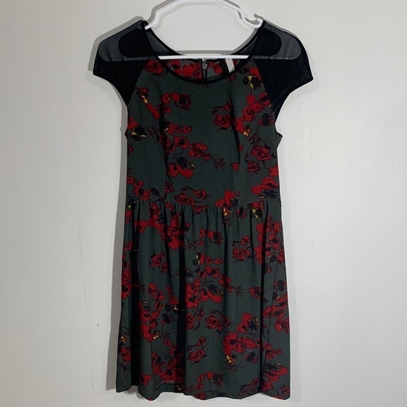 Kensie Fit & Flare summer dress red flowers on gray sheer shoulders Size Small - Picture 1 of 4